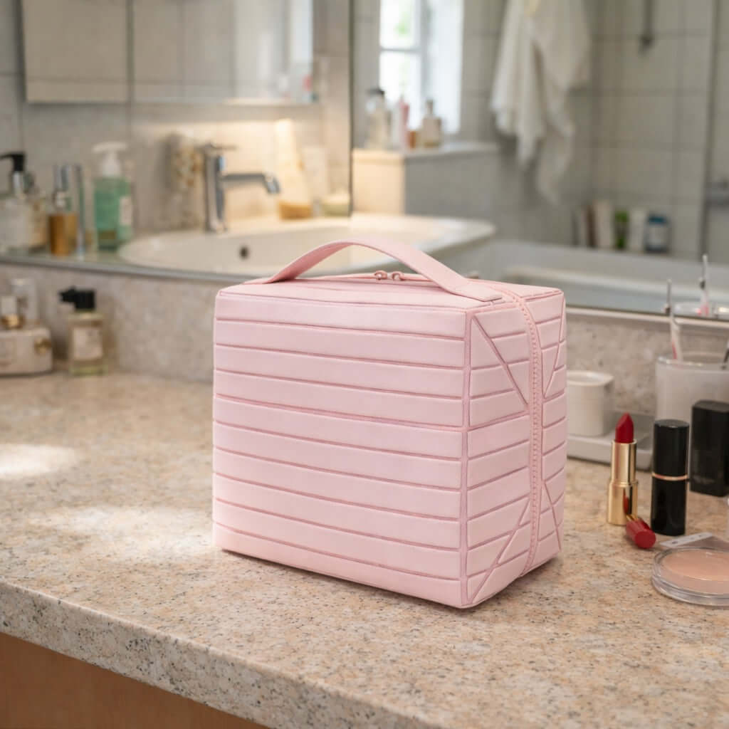 Ein geschlossener ReiseBudy steht in einem Badezimmer